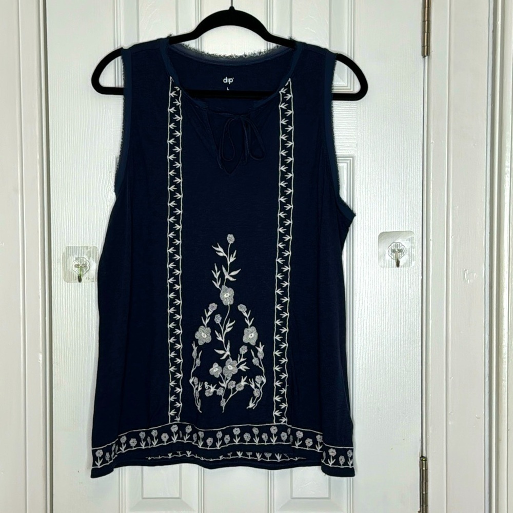 dip L, navy blue, tie front, key hole, embroidered, frayed neck, shoulder,blouse
